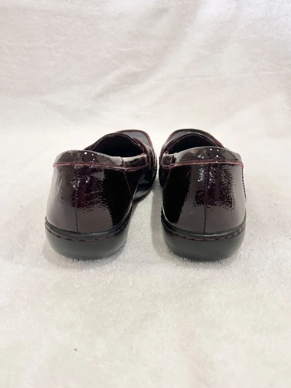 Clarks Ashland Bubble Slip on Loafer Wedge sole Tassels shiny patent maroon sz 8